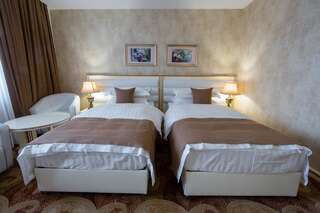 Отель Гранд Отель Бурана Токмак Улучшенный двухместный номер с 2 двуспальными кроватями-3