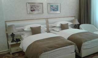 Отель Гранд Отель Бурана Токмак Улучшенный двухместный номер с 2 двуспальными кроватями-1